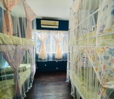 Wat Bowon Niwet House | Honey Place Guesthouse