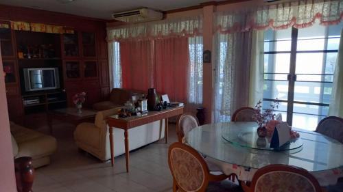 Nang Lae House | House 389-A Quiet Home Above the Valley in the City