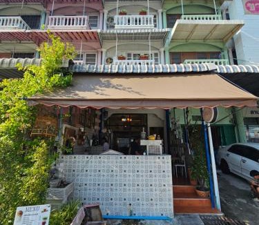 Bang Phut Apartment | Papa house red room