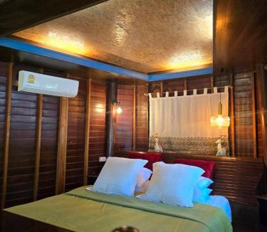 Song Phi Nong Resort | Kaengkrachan Boathouse Paradise Resort
