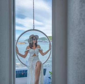 Koh Lan Hotel | White Beachfront Pool Villa Koh Larn