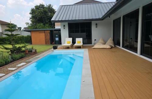 Phra Khanong Villa | DRIZZLE pool and pillows