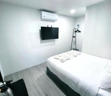 Ao Nang Ski Chalet | Cloud Bed Ao Nang- High Speed internet, Comfort bed , Smart Tv