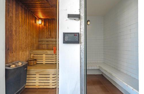 Talat Nuea Apartment | Quiet Work-Friendly Phuket Town Fast WiFi & Pool