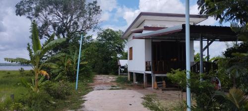Bung Khong Long House | บ้านตานายาย