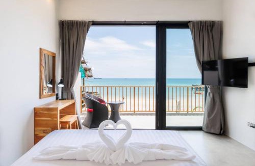 Chaloklum Villa | Beachfront 4BR Villa with Private Pool - Ocean Access