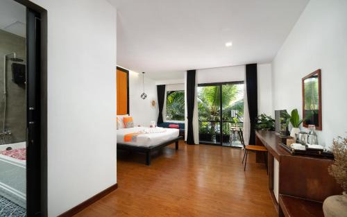 Wat Bo Area Hotel | Central Corner Suite
