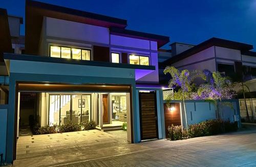 Central Pattaya Villa | Super Luxury 3 Bedroom Private Pool Villa with Jacuzzi, Near 711, 10 minutes to Walking Street and Pattaya Beach - MT8