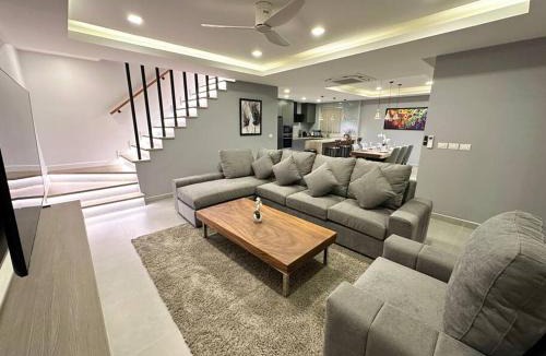 Central Pattaya Villa | Super Luxury 3 Bedroom Private Pool Villa with Jacuzzi, Near 711, 10 minutes to Walking Street and Pattaya Beach - MT 7
