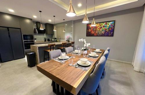 Central Pattaya Villa | Super Luxury 3 Bedroom Private Pool Villa with Jacuzzi, Near 711, 10 minutes to Walking Street and Pattaya Beach - MT 7