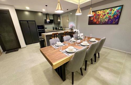 Central Pattaya Villa | Super Luxury 3 Bedroom Private Pool Villa with Jacuzzi, Near 711, 10 minutes to Walking Street and Pattaya Beach - MT 7