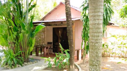 Krong Kaeb Hotel | Bird of Paradise Bungalows