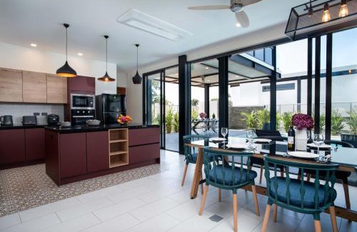 Ban Saiyuan Villa | LUXURY 4BR Oxygen Pool Villa Near Nai Harn Beach - Sunset Garden 7