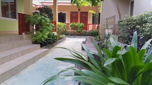 Mueang Kao Hotel | Ruen Narisra Resort