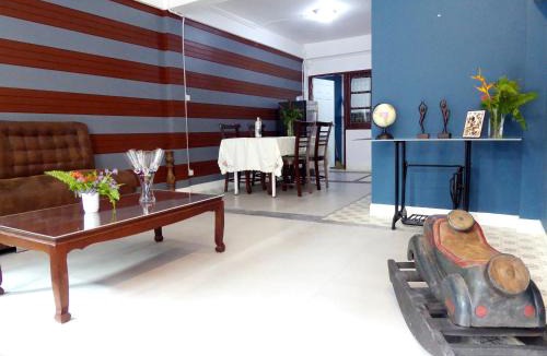 Wua Lai House | Cosy Town Home at the Old City