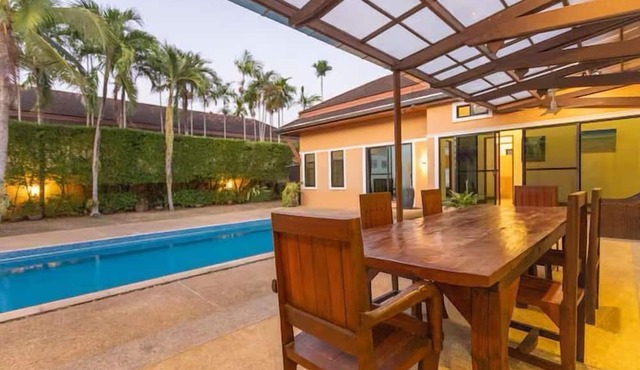 Tim buktu 4BR Jacuzzi WalkVillaMarket170