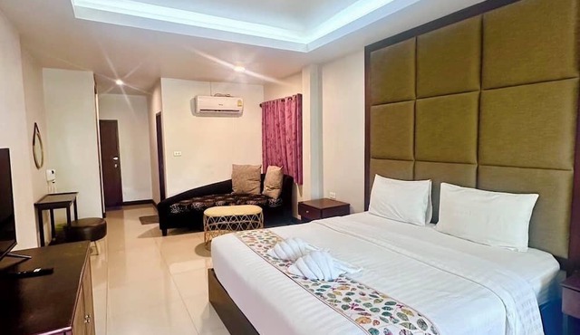 The leaf&pool hostel