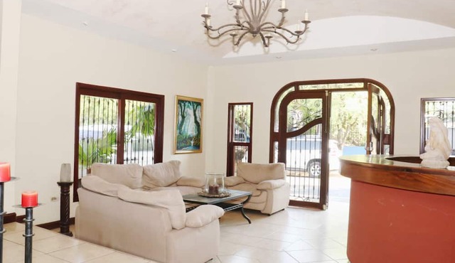 Nesthost Hotel Los Robles in Managua