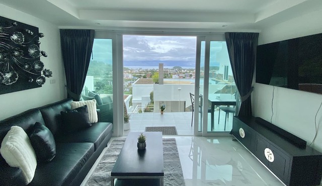 New luxury sea-view apartment in 5 min drive from beach!
