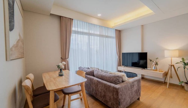 Panoramic 2BR near Ekkamai with Infinity Pool