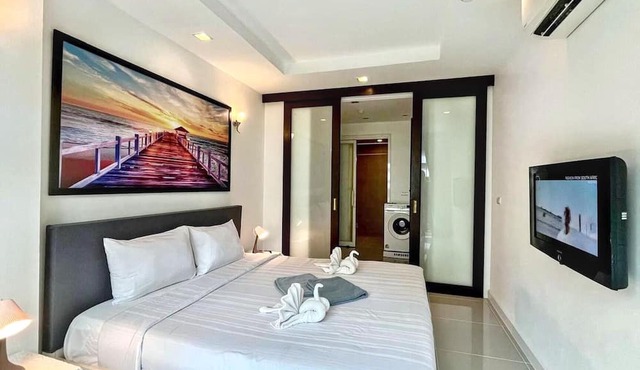 6-32 - 1 Bdr Condo with Balcony and shared Pool