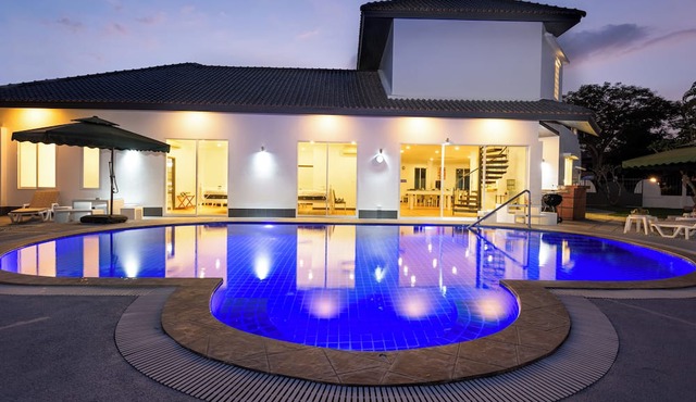 Villa Danubia - Huge luxury party pool villa 425m2 4br 4bth in Pattaya