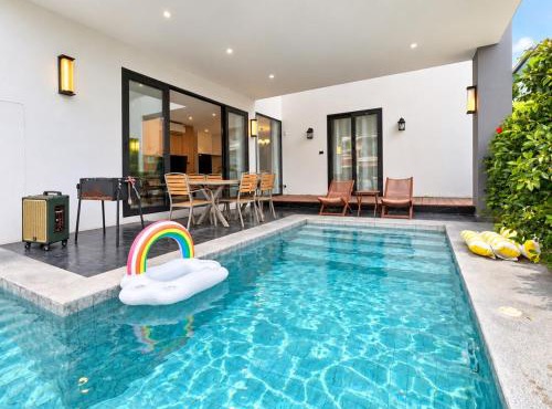 Luxury 5BR Pool Villa KTV&BBQ Near Walking Street in Pattaya