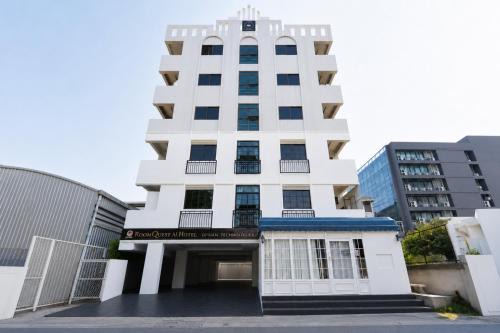 RoomQuest Ratchada AI Serviced Residence