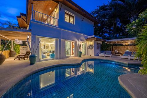 Baan Fah Sai Luxury Villa steps from Beach in Koh Samui