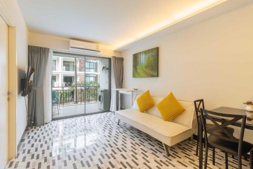 Pool View 2BR Walk to Beach & Cafés C327