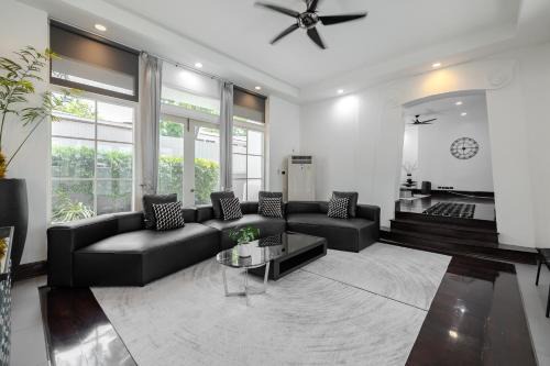 Thong Lo Modern Pool Villa In Center Of Bangkok