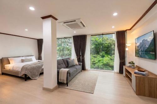Luxury 4BR 250 sqm 5 min to BTS Sukhumvit 26 in Bangkok