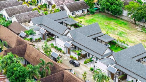 summer stay pool villa in Ban Na Bon